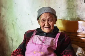 白发人送黑发人一次送俩，可怜老人抚养三个年幼的孙子图片