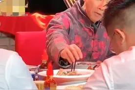 53岁陈小春疑酒宴任性翻菜，还不会用筷子？被网友嘲没教养图片