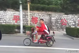 家长们长点心吧！不能再让孩子骑电动车了图片