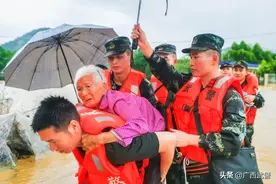 贺州告急，武警官兵绳绑彼此挺进灾区图片