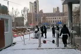 廊坊富士康工人拉行李箱强行返乡？劳工中介透露：部分新人因疫情被封一时冲动图片