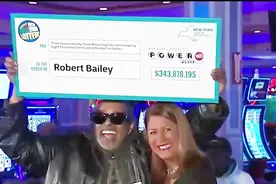 真锦鲤！美国大叔去朋友家路上随手抓了张彩票 结果中了24亿……视频封面