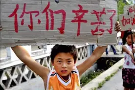 13年过去了，那个举牌子感谢解放军的男孩徐广，后来他怎么样了图片