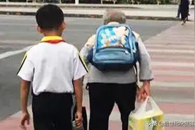 怪现象：老人为孩子当“书童”，承受不了书包之重，如何担当未来图片