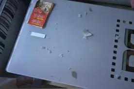 姑娘楼上摔了一跤，竟把楼下吊灯震碎了！图片