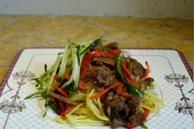 新疆特色美食，黄面烤肉，经典美味做法简单图片