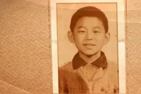 何炅童年私房照，少年稚嫩照，网友：难得一见，从小就那么的机灵图片