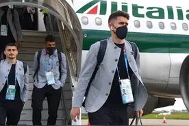 哎哟哟！帅哥福利来袭！意大利男模队抵达伦敦 机场走秀十分养眼图片