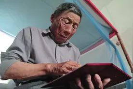 年近八旬的他，终于把父亲“接回家”图片