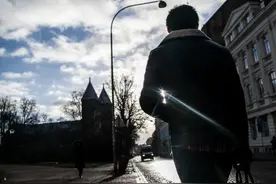 他为二婚女人付出了一切，最后被骗得一无所有图片