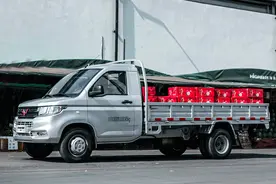 五菱荣光新卡6轮版上市，有空调带气囊，搭载1.8L动力，5.98万起图片