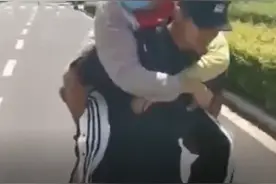 特警每天背受伤考生往返五楼考场图片