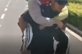 特警每天背受伤考生往返五楼考场图片