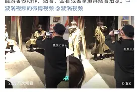 后续来了！洪崖洞保安大叔给游客夸奖式拍照火了 景区给他特别设了个奖图片