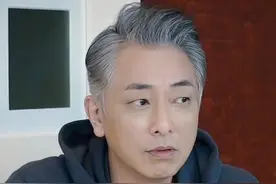 54岁著名港星罕见受访，满头白发依旧帅气，自曝工作少收入低图片