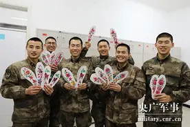 百双手工鞋垫暖了战士们的心窝窝图片