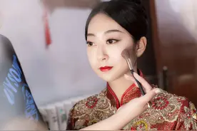 泪奔：婚礼现场兵哥哥新郎没露面，却感动了全场宾客图片