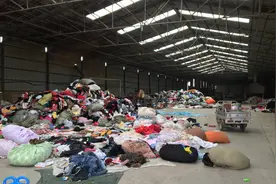 农村突现上门收旧衣物小贩！其中有何蹊跷？靠什么赚钱？来看看吧图片