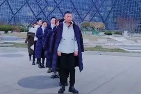 6位央视主持人室外走秀，朱迅出场不到2秒钟，康辉听后笑出画面图片