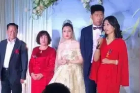 “高颜值婆婆”走红，婚礼上抢尽风头惹争议，网友：到底谁结婚？图片