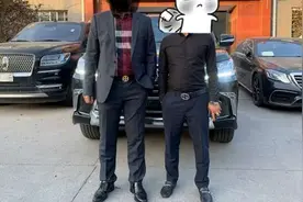 153万买到凌志570，提车遇奔驰S和林肯领航员，三人相互合影留念图片