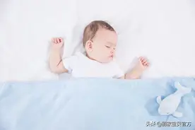 妈妈注意了：这才是宝宝最安全的睡姿，睡错了很容易窒息图片
