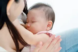妈妈为了断奶玩“消失”，再见面时宝宝反应惹人心疼，太不科学了图片