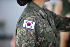 韩国男兵被女上司约谈 一言不合拿起锨打人图片