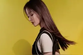 终于等到张天爱穿“透光袜”看她站直后的腿型，杨幂都比不上图片