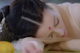 杨幂娜扎睫毛能扇风！淡妆也一样迷人，学会这招你也能成为睫毛精图片