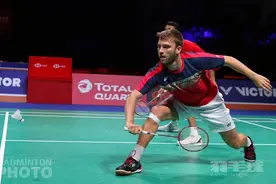 国羽队医门诊：靠墙静蹲的强度和时间要根据自身情况来调整图片