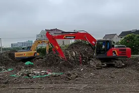 你觉得开挖机很赚钱吗？其实很累，很低贱！十年老司机都不好过图片