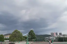 黑云压城城欲摧，这样的天气你喜欢吗？图片