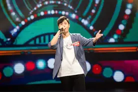 “康天庥”扮演者李俊毅现身《见多识广3》，现场观众齐呼“爷青回”图片