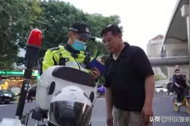 上海青年民警黄俊登上《脱口秀大会》 爆灯晋级却选择退赛图片