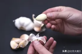 剥大蒜还有简单技巧，只需轻轻一搓，大蒜皮自动脱落，太方便了图片