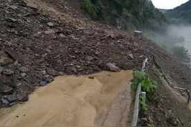 湖北利川山体滑坡中断道路 抢险进行中图片