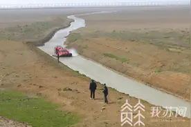 男子深夜“探宝”石臼湖 身陷泥潭终酿悲剧图片