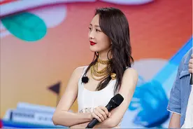 王鸥穿得也太"辣"了，衣服短不说还要带点镂空，若隐若现真迷人图片