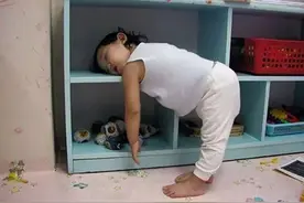 幼儿园困成狗的小朋友火了，旁边小帅哥超暖心，网友：可爱到爆炸图片