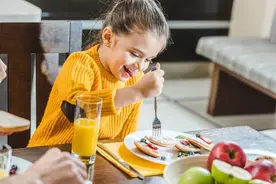 At table和 at the table 傻傻分不清楚？看完你就会了图片