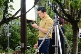 胡歌路边抽烟被粉丝拍到，网友：这是我见过抽烟最帅的男人图片