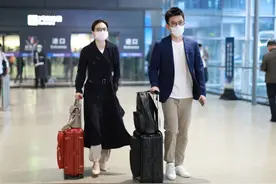 吴敏霞和丈夫恩爱露面，打造情侣装风格，167的身高穿出大长腿图片