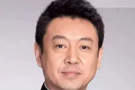 曾是央视名嘴，风流半生终被收服，看看他老婆是谁就明白了图片