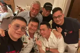 时隔27年，谢天华张耀扬陈小春同聚，哥们情比金坚，坐游艇吃大餐图片