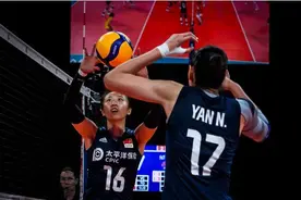 中国女排VS俄罗斯，场上趣事太多了，美女裁判都忍不住，参与进来图片