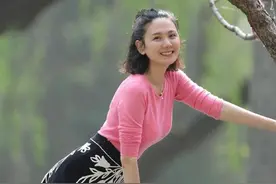 程莉莎状态真好，粉色上衣配印花裙穿出曲线美，淡妆素抹仍惊艳图片