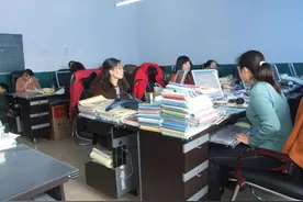 教师工资单走红，多名在职教师晒出工资单，网友看后心中满是疑问图片