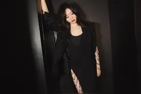 张靓颖真是微胖界代表，穿西装和开衩裙秀“酒杯腿”，气质太招摇图片