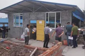 对规模化养猪大户大力扶持，而对散养户百般阻碍，这样的做法好吗图片